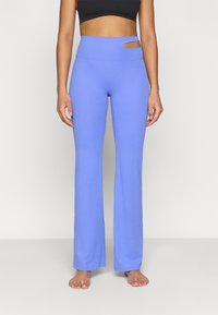 Ανοιχτό μπλε κολάν με φουσκωτό στυλ, κατασκευασμένο από ελαστικό ύφασμα, με ψηλή μέση και σχεδιασμό με κοψίματ α στο πλάι, και ομαλή υφή.