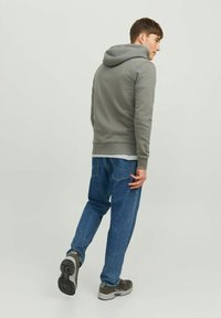 Jack & Jones JJESTAR BASIC HOOD - Sweatjacke - sedona sage