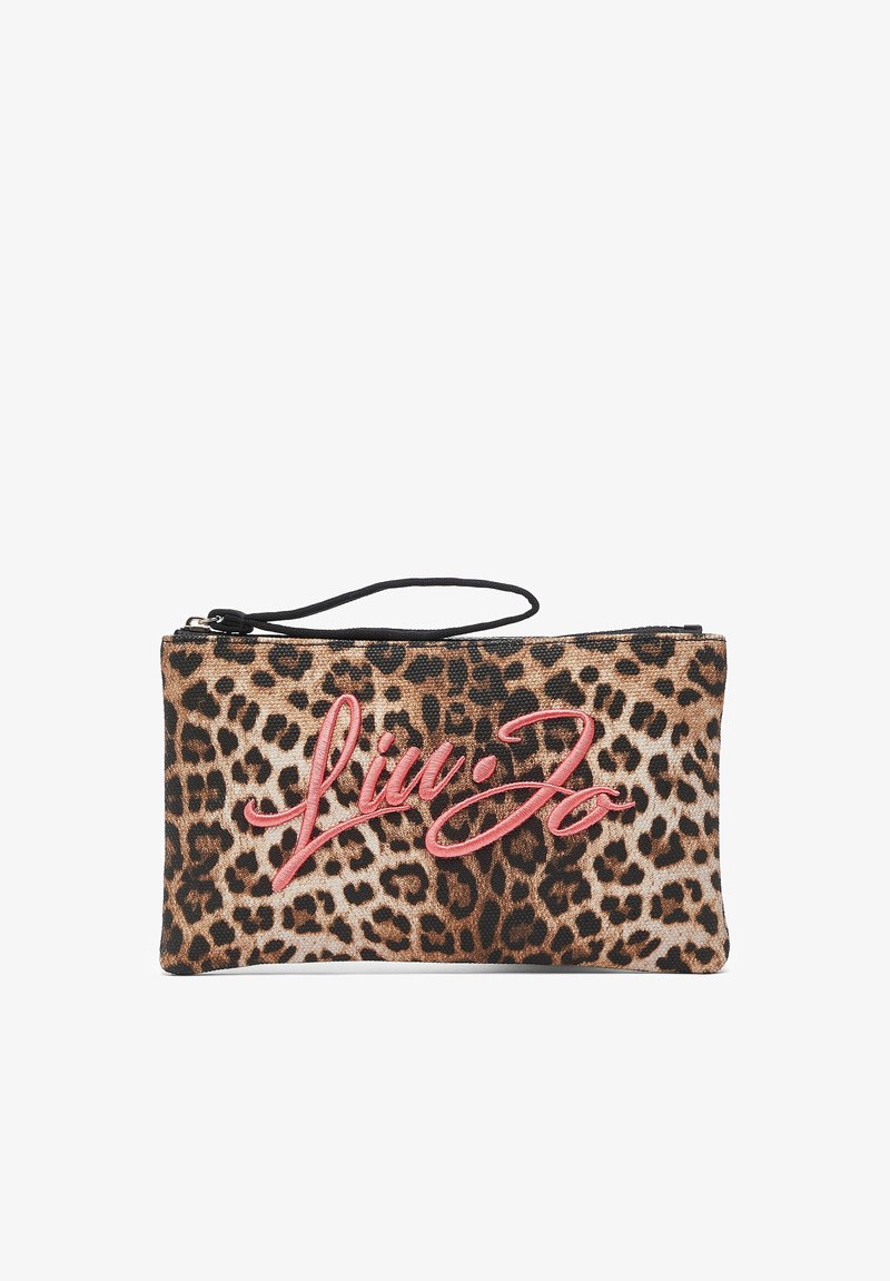 Pochette rectangulaire avec imprimé léopard marron et noir, logo "Liu Jo" en cursive rose, et fermeture éclair noire avec bracelet pour poignet.