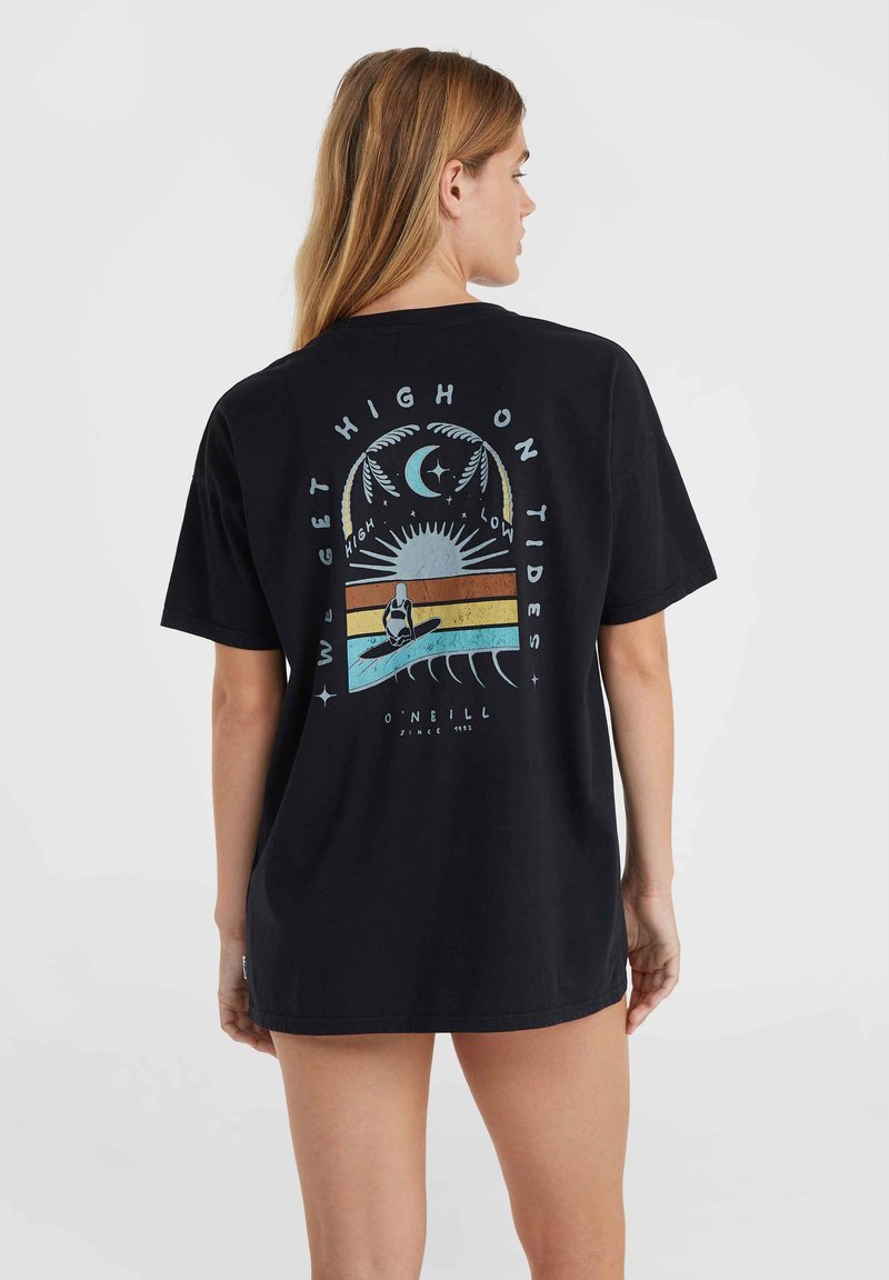 Svart bomull t-shirt med en grafisk design på baksidan, med färgglada ränder och en surfande silhuett, märkt "O'Neill."