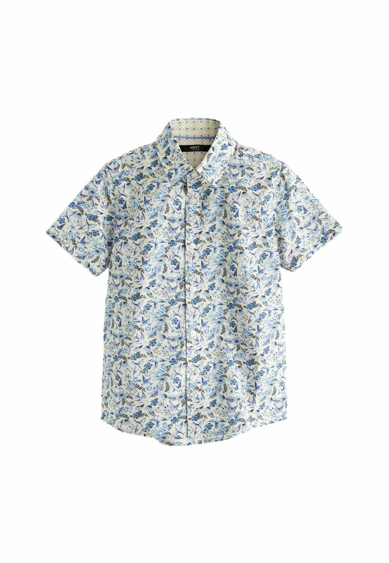 Chemise à manches courtes avec boutons, motif floral bleu et noir sur fond blanc, col classique écarté et col intérieur subtilement orné.