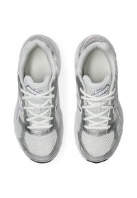Grå och vita träningsskor med mesh övre, snörning och reflekterande detaljer. Har vadderad krage och texturerad sula.
