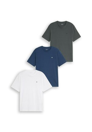 Drei schlichte kurzärmlige T-Shirts in Dunkelgrau, Marineblau und Weiß, jeweils mit einem kleinen gestickten Logo auf der Brust.