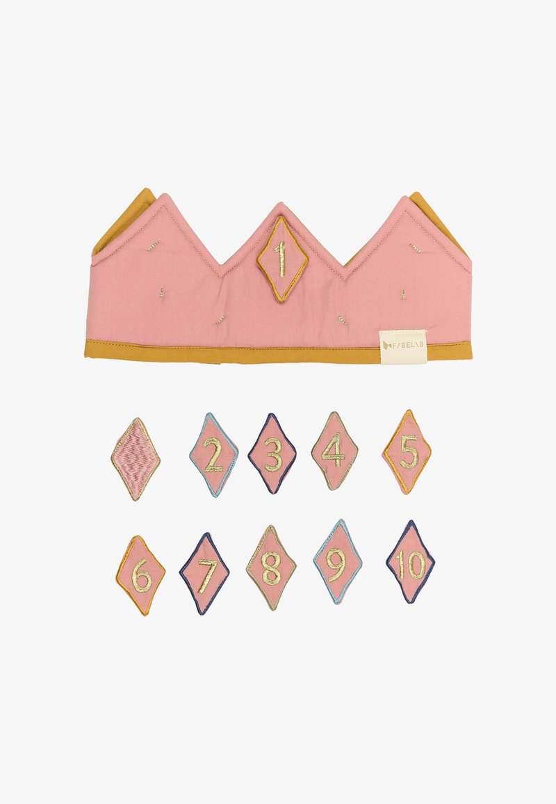 Couronne en tissu rose avec des bordures jaunes et des accents dorés, présentant les chiffres de 1 à 10 dans des patches en forme de diamant colorés. Matériau textile doux.
