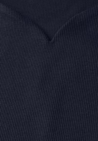 Tessuto a coste di colore blu navy con un sottile design a V, che mette in risalto una texture verticale con una finitura liscia e un dettaglio di cucitura centrale.