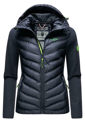 Chaqueta acolchada azul marino con detalles verdes, cierre frontal con cremallera, patrón de chevron en el cuerpo y mangas de forro polar. Incluye capucha y bolsillos laterales.