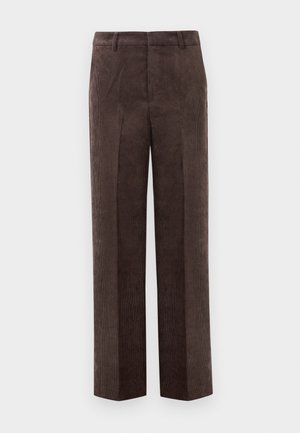 Pantalons droits en velours côtelé marron avec passants de ceinture et plis avant sur fond blanc.