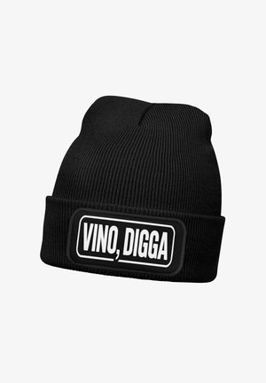 Schwarze Strickmütze mit geripptem Muster und einem rechteckigen Aufnäher mit dem Text "VINO, DIGGA" in Weiß auf schwarzem Hintergrund.