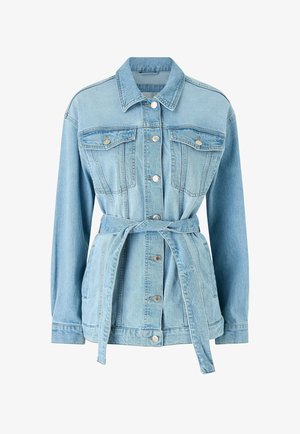 Lichtblauwe spijkerjasje met lange mouwen, knoopsluiting aan de voorkant, borstflapzakken en een bijpassende stoffen riem gestrikt in de taille.