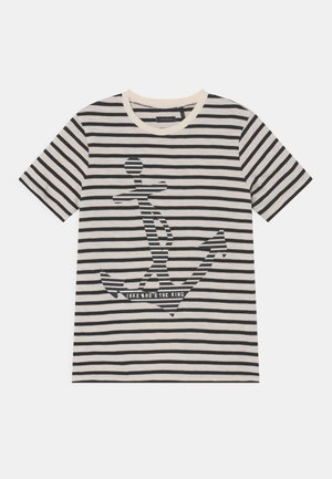 Weißes T-Shirt mit kurzen Ärmeln, schwarzen horizontalen Streifen und einer großen schwarzen Anker-Grafik mit dem Text "IKKS WHO'S THE KING" auf der Vorderseite.