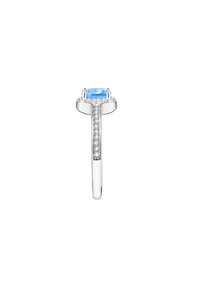 Anello d'argento con una pietra rotonda di un blu chiaro sulla parte superiore, affiancata da piccole pietre trasparenti lungo la fascia per un tocco di dettaglio e brillantezza.