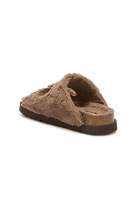 Chanclas de felpa marrones con la puntera y la parte trasera abiertas, que cuentan con una planta de corcho y suela de goma. Parte superior de piel sintética texturizada con un aspecto suave.