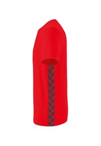 Rode t-shirt met korte mouwen met een grijs patroon langs de linkerkant. Gemaakt van een gladde, lichte stof.