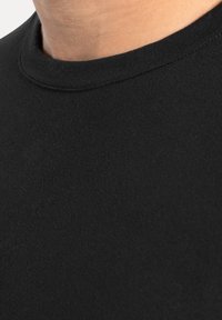 Czarna bawełniana koszulka z okrągłym dekoltem i miękką, gładką teksturą, o jednolitej, matowej powierzchni. Brak widocznych wzorów lub akcentów.