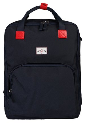 Sort rektangulær rygsæk med lomme foran med lynlås, dobbelte øverste håndtag med røde accenter og et lille centralt mærkelabel.