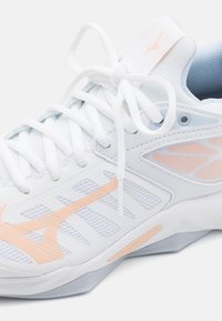 Mizuno WAVE DIMENSION - Obuća za odbojku - white/halogen blue/peach parfa
