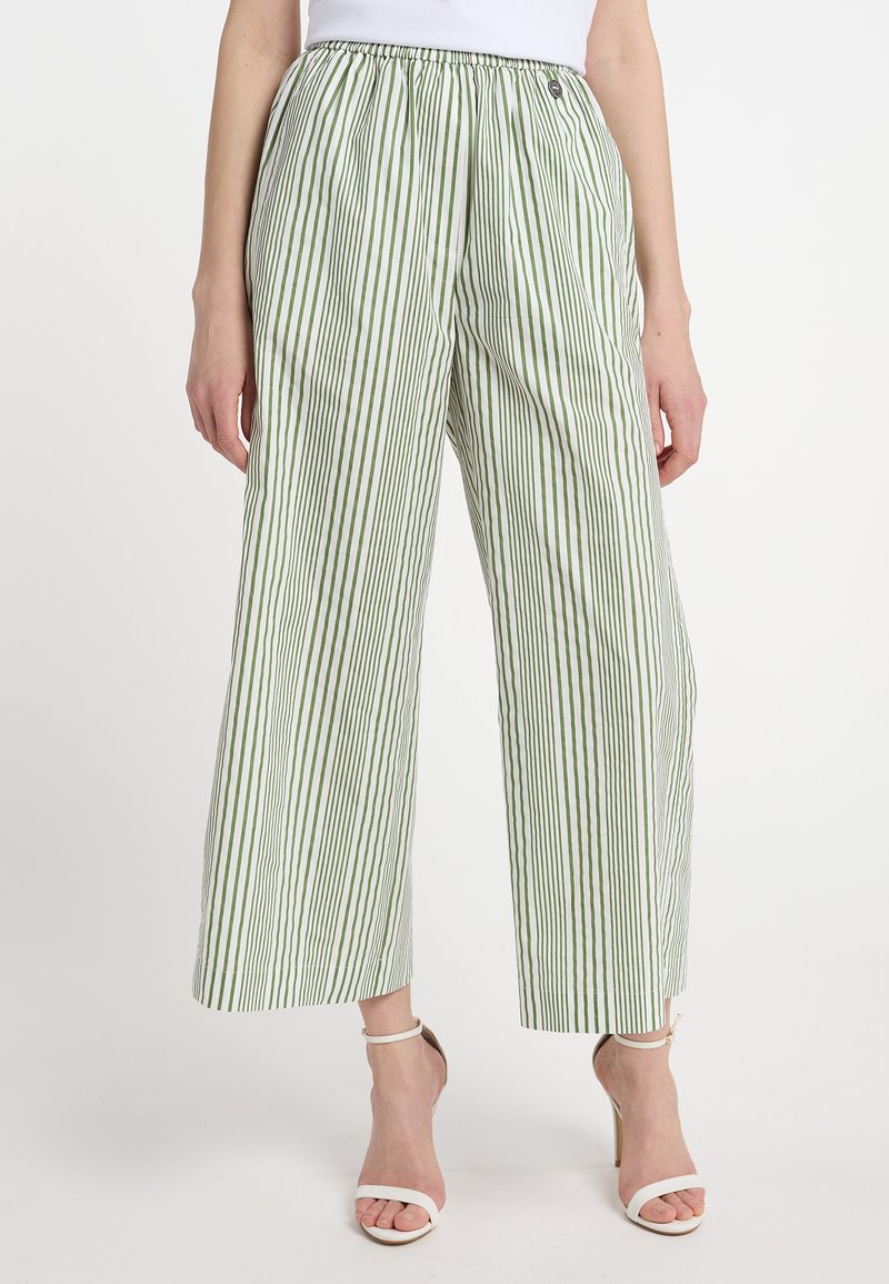 Pantalones de pierna ancha ligeros, a rayas verdes y blancas con una cintura elástica y un ajuste relajado, que cuentan con un detalle de botón en la parte delantera.