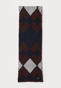 Gebreide sjaal met een diamantpatroon in bordeauxrood, marineblauw en lichtgrijs. Zachte textuur met een pluizige afwerking en een klein logo-label op de rand.