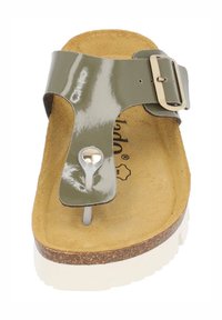 Grønne patentlæder sandaler med en bred rem, gyldent spænde og hvid sål. Har en kontureret korkfodbed og tåpostdesign.