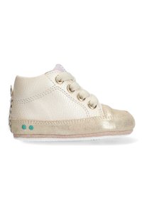 Zapatitos de cuero para bebé en color crema con detalles dorados, puntera redonda, tres ojales y suela suave. Presenta puntos en color menta y detalle de piel en la parte trasera.