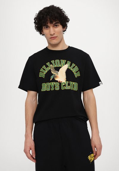 T-shirt noir à manches courtes avec "BILLIONAIRE BOYS CLUB" imprimé en jaune et vert, présentant un graphisme d'un oiseau en vol.