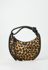 Torba s leopard uzorkom koja ima crne kožne detalje i zakrivljeni dizajn. Jedna čvorna ručka i zatvaranje na zip. Teksturirana površina.