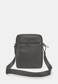 Borsa a tracolla nera rettangolare con tasca frontale con zip e tracolla regolabile in tessuto, isolata su sfondo bianco.