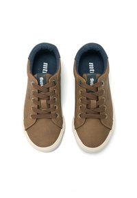 Zapatillas de cuero marrón con superficie texturizada, acentos en azul marino alrededor del cuello, seis ojales con cordones marrones y una suela de goma de color claro.