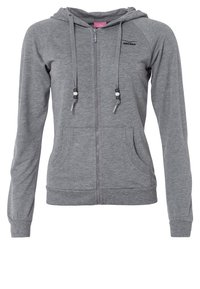 Sweat à capuche gris zippé avec poches avant, capuche à cordon et poignets élastiques. Tissu doux avec une texture lisse et un logo discret sur la poitrine.