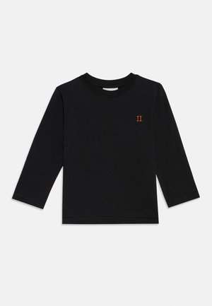 T-shirt noir à manches longues avec col rond et petit logo orange chiffre romain II en haut à gauche de la poitrine.