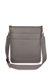 Šedá syntetická kabelka přes rameno s hladkým povrchem, která má přední zipovou kapsu a nastavitelný popruh s akcenty zlatého kovu.