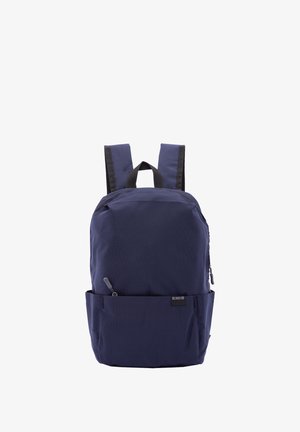 Zaino blu navy con spallacci imbottiti, tasca frontale con cerniera e tasche laterali, progettato per l'uso quotidiano.