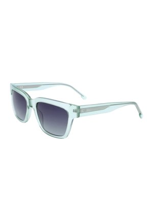Occhiali da sole trasparenti con montatura quadrata azzurro chiaro, lenti sfumate grigio scuro e aste dritte, mostrati leggermente inclinati.