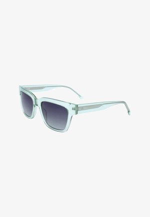 Occhiali da sole trasparenti con montatura quadrata azzurro chiaro, lenti sfumate grigio scuro e aste dritte, mostrati leggermente inclinati.