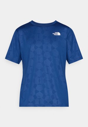 Camisa azul de manga corta con un patrón geométrico texturizado y un logo blanco en la parte superior izquierda. Está hecha de un material ligero y transpirable.