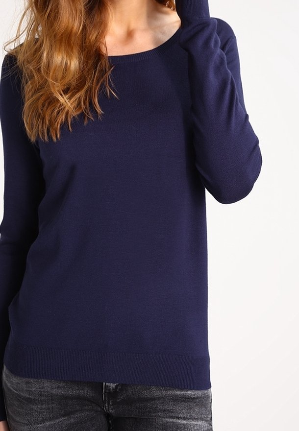 Pull bleu marine à manches longues en matière douce avec un col rond et des poignets ajustés. Design minimaliste, texture lisse.