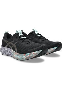 Scarpe da ginnastica nere con una tomaia in rete, arricchite da un logo grigio e una suola testurizzata multicolore che presenta turchese, corallo e grigio.