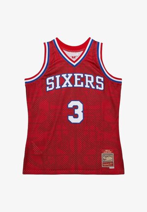 Camiseta de baloncesto roja con detalles en azul y blanco. Presenta una tela de malla, un cuello redondo, el texto "SIXERS" y el número "3".