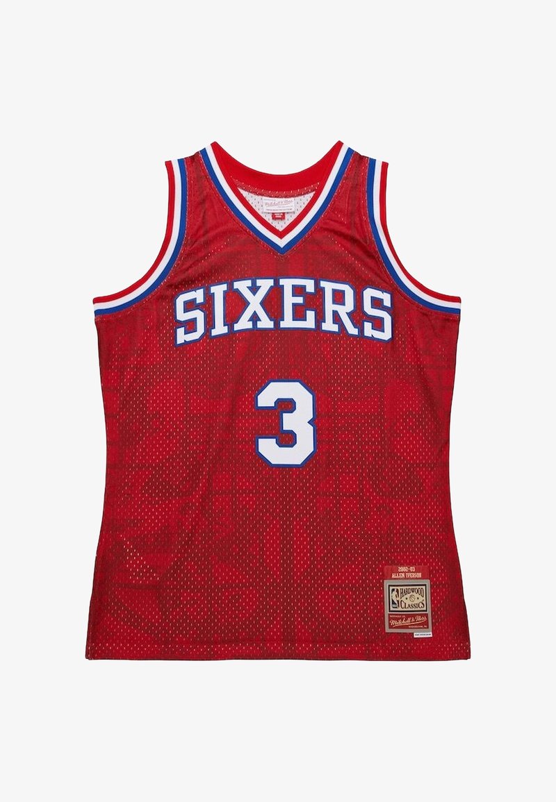 Maillot de basket-ball rouge avec des accents bleus et blancs. Présente un tissu en mesh, un col rond, le texte "SIXERS" et le numéro "3".