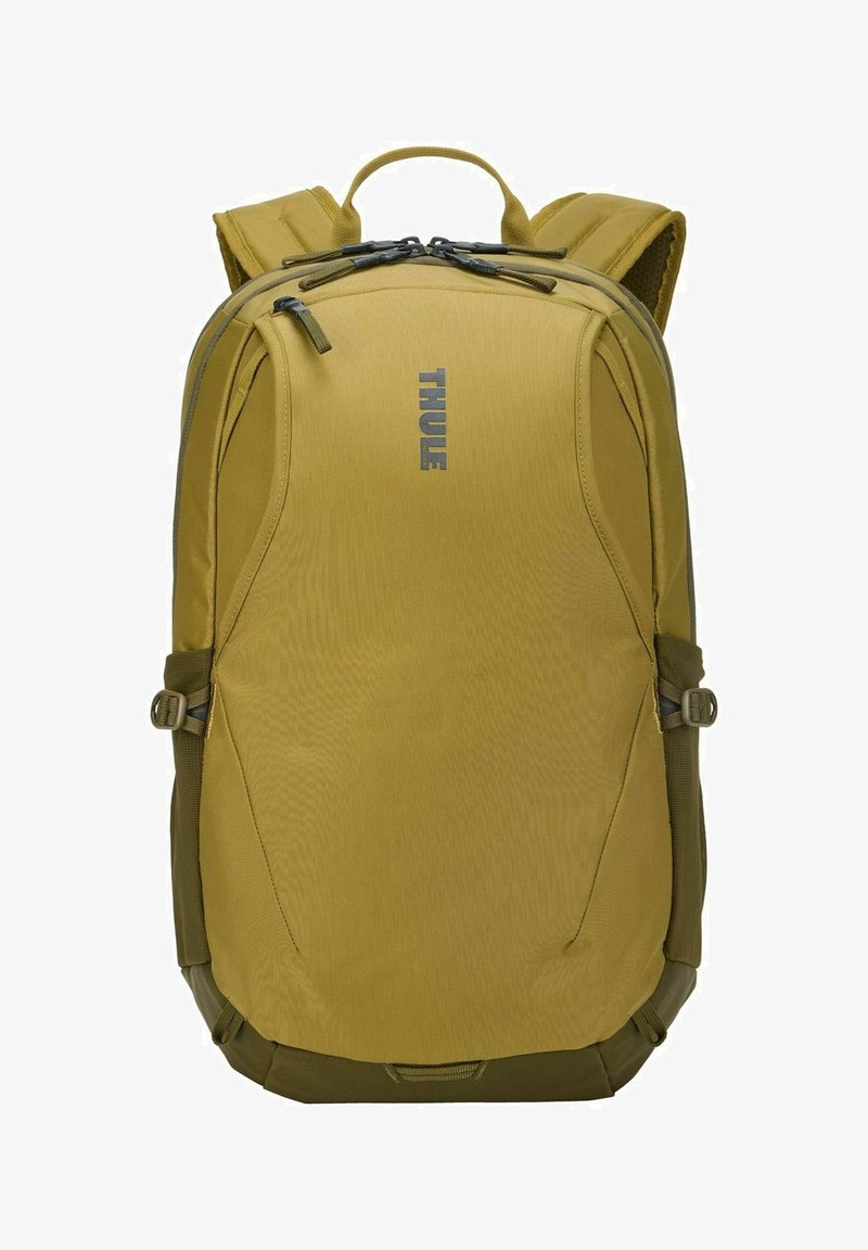 Sac à dos compact vert olive avec bretelles rembourrées, sangles de compression latérales, poignée supérieure et poche avant zippée avec logo Thule.