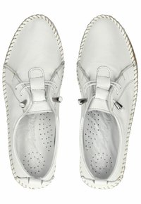 Scarpe in pelle bianca con soletta perforata, cuciture decorative, chiusura con lacci e dettagli metallici sui lati. Superficie liscia e forma arrotondata.