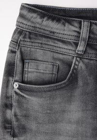 Jeans in denim grigio con una texture liscia, caratterizzati da una tasca posteriore e dettagli in metallo. Accentuati da cuciture blu lungo la vita.