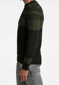 Sweter dziany z teksturowanym wzorem w ciemnej zieleni i czerni, z poziomymi paskami i okrągłym dekoltem. Wykonany z miękkiego materiału.