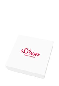 Scatola bianca con logo rosso "s.Oliver" e testo "FASHION FOR LIFE", superficie liscia, forma rettangolare, design minimalista.