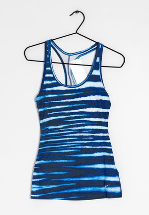 Débardeur de sport rayé bleu et blanc sans manches suspendu sur un cintre noir avec une étiquette blanche attachée au niveau de l'encolure arrière.