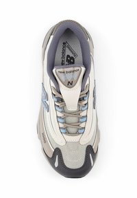 Scarpa da corsa New Balance 1000 con tomaia in rete e sintetico beige, grigio e azzurro chiaro, colletto imbottito e chiusura con lacci vista dall'alto.