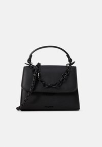 Schwarze Lederhandtasche mit Klappe, oberen Griff und gewebtem Ketten-Schultergurt, auf einem schlichten weißen Hintergrund präsentiert.