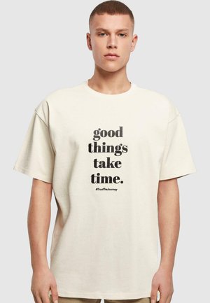 GOOD THINGS TAKE TIME HEAVY  TEE - T-Shirt print - sand