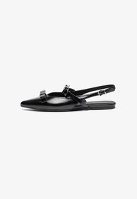 Čierne kožené slingback ploché topánky s špicatou špičkou, ozdobené volánikmi na prednej časti a nastaviteľným remienkom na členku. Hladký povrch.