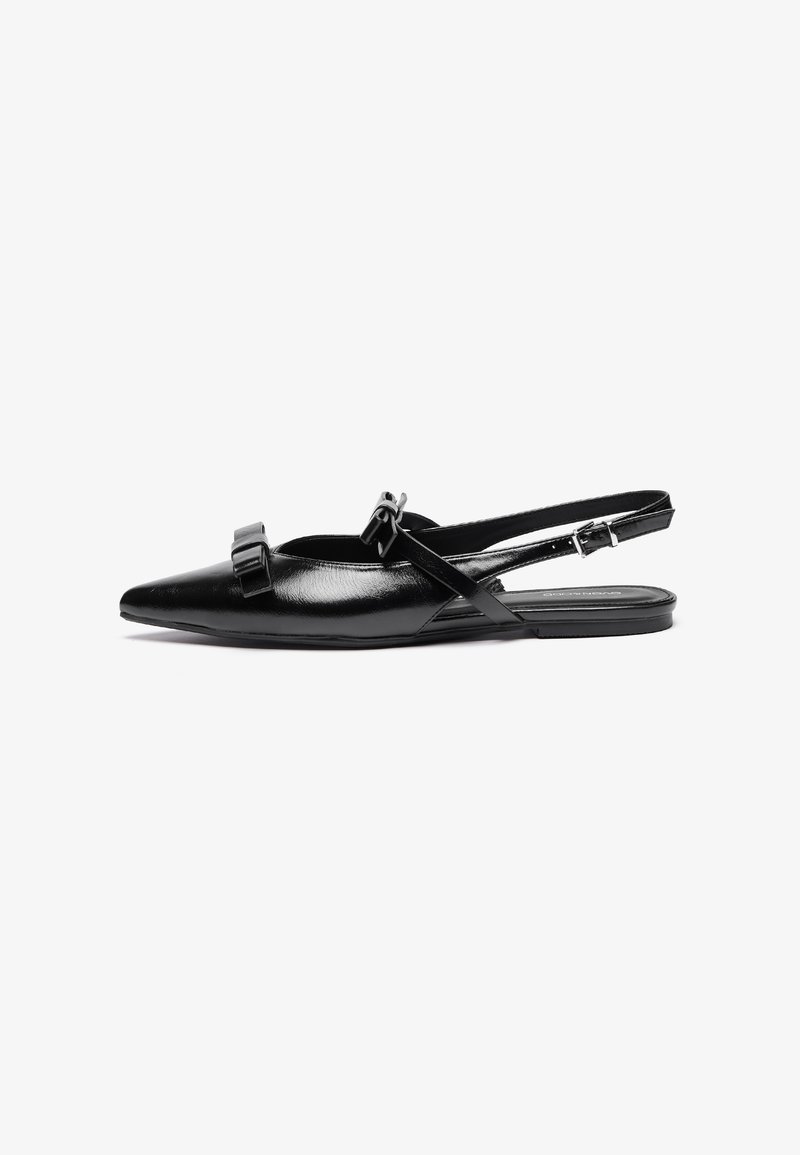 Čierne kožené slingback ploché topánky s špicatou špičkou, ozdobené volánikmi na prednej časti a nastaviteľným remienkom na členku. Hladký povrch.